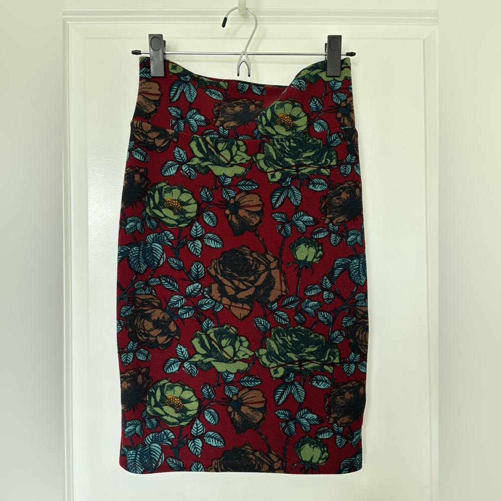 LuLaRoe Cassie dark red rose-print pencil skirt size XS
